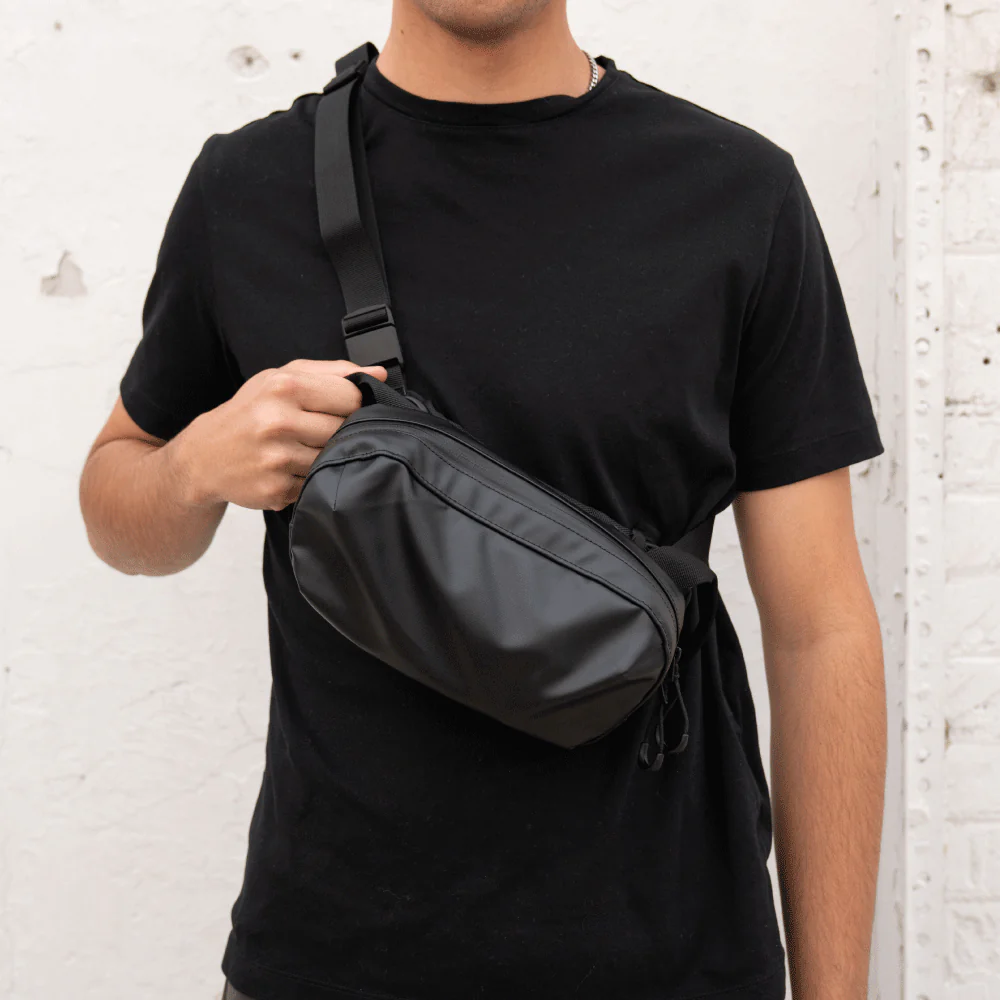 D1 Fanny Pack in Black - Image 4